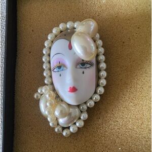 “Vintage” porcelain or ceramic ladies brooch, painted face, fake pearls